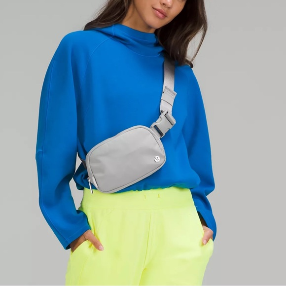 Lululemon Everywhere Belt Bag Silver Drop - Picture 3 of 4